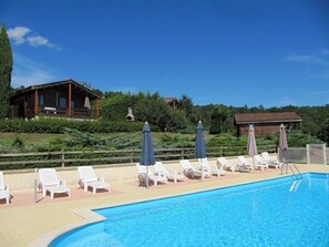Una piscina al aire libre, una piscina climatizada