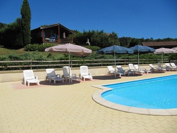 Una piscina al aire libre, una piscina climatizada