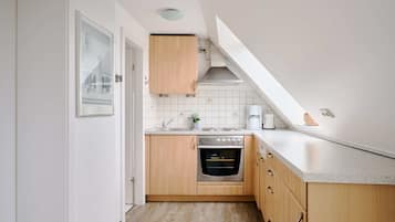 Kjøleskap, ovn, kokeplater og oppvaskmaskin