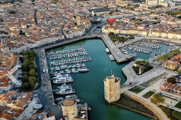 Emplacement à qqls mètres bassin du vieux port + calme grâce cours intérieure.