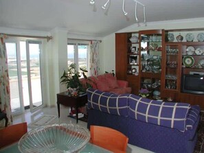 TV - Penthouse Crisnel - Ocean View (Lourinhã)