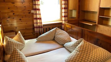 3 bedrooms, travel cot, WiFi, bed sheets