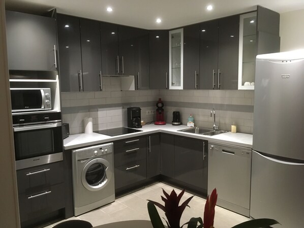 Réfrigérateur, micro-ondes, four, plaque de cuisson