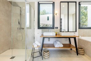 Combined shower/tub, hair dryer, bidet, towels