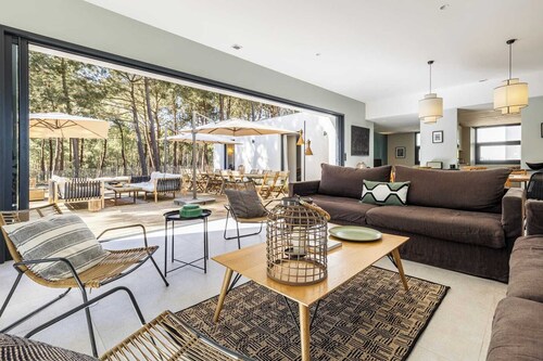 Villa architecte, 7 chambres, 7 sdb, piscine chauffée, services, 300m de la mer