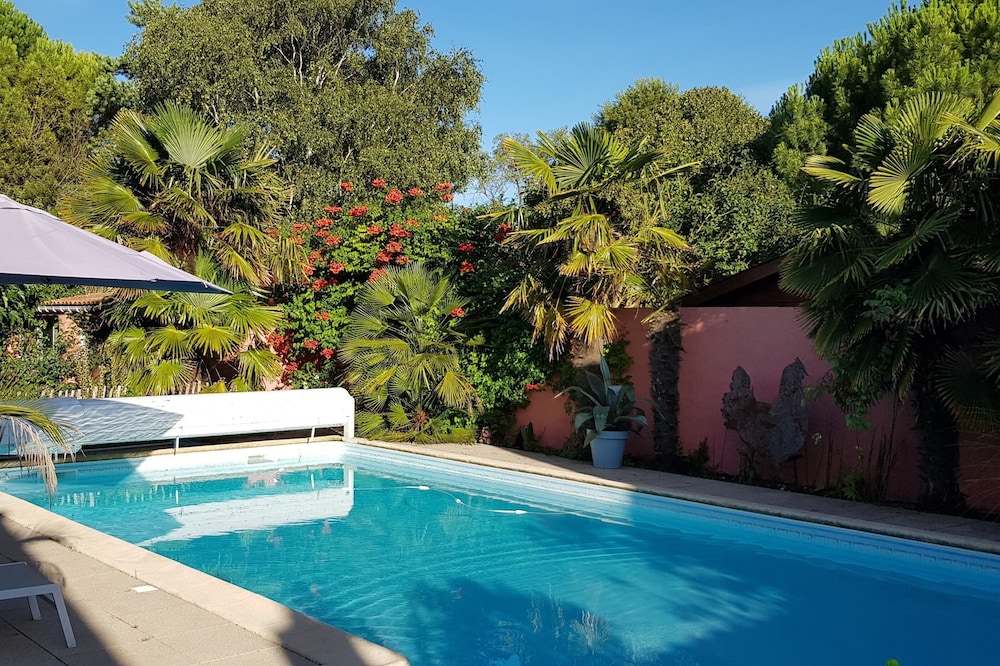 Guest house near downtown La Rochelle with heated pool