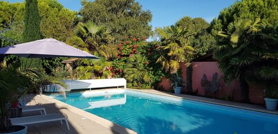 Guest house near downtown La Rochelle with heated pool