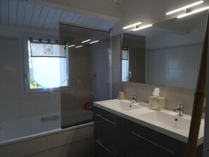 Bathtub, hair dryer, soap - Guest house near downtown La Rochelle with heated pool (puilboreau)
