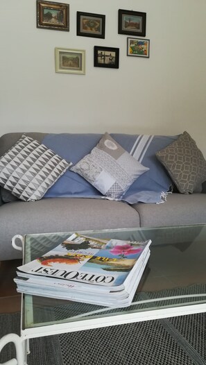 TV - Guest house near downtown La Rochelle with heated pool (puilboreau)
