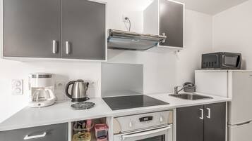 Réfrigérateur, micro-ondes, four, plaque de cuisson