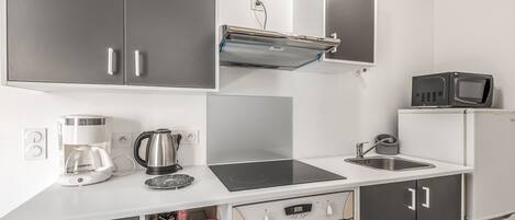 冷蔵庫、電子レンジ、オーブン、コンロ