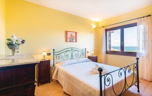 3 bedrooms, travel crib, WiFi, bed sheets