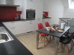 Frigorífico, microondas, horno y placa de cocina