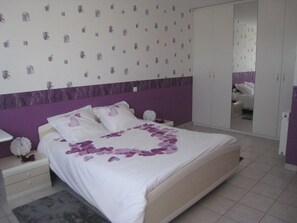 2 bedrooms, iron/ironing board, free WiFi, bed sheets