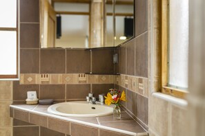 Chambre Triple | Salle de bain | Douche, articles de toilette gratuits, serviettes fournies