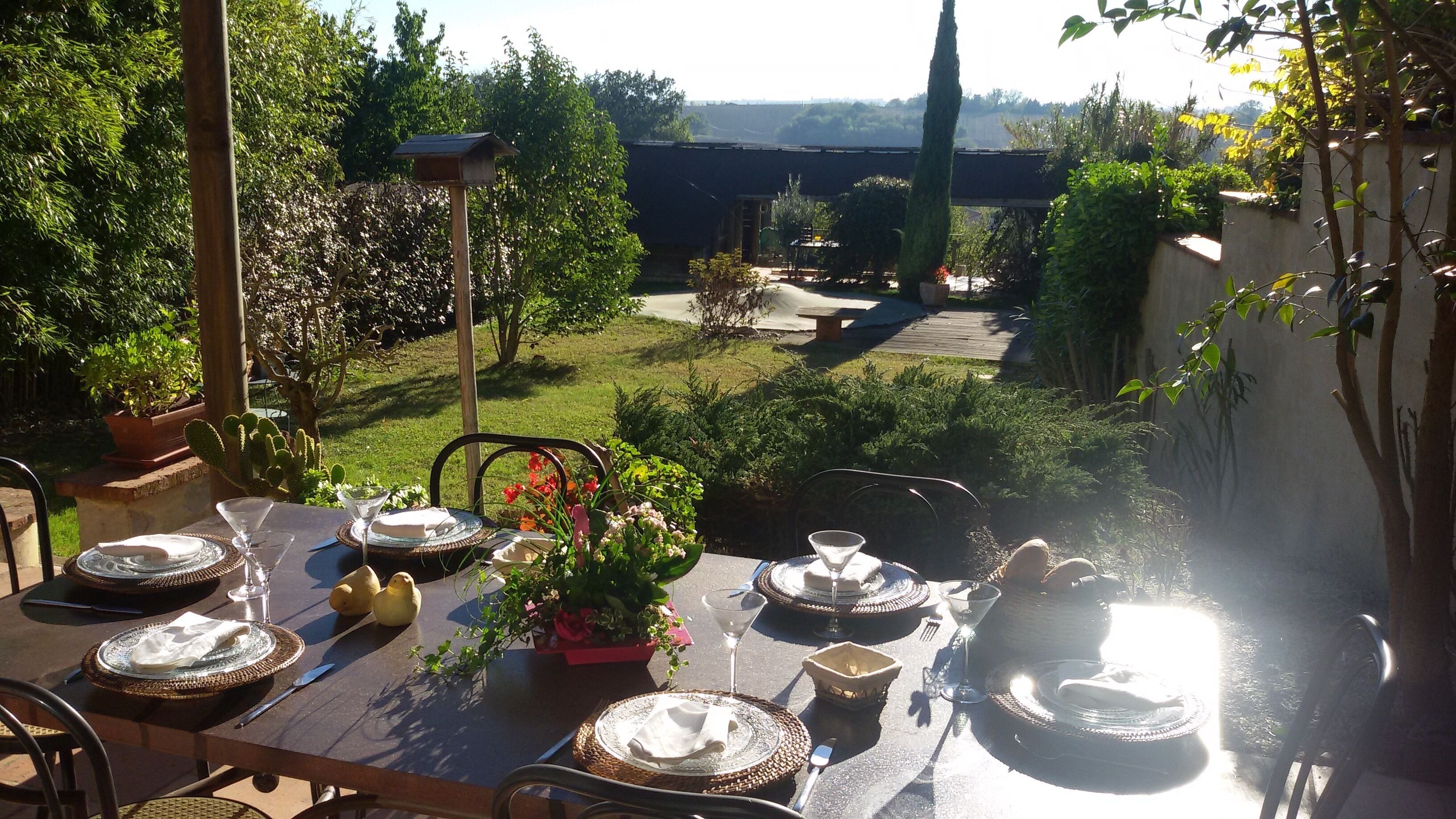 VILLAGE HOUSE WITH POOL, RELAXATION, LEISURE, VIEW ON THE PYRENEES GUARANTEED