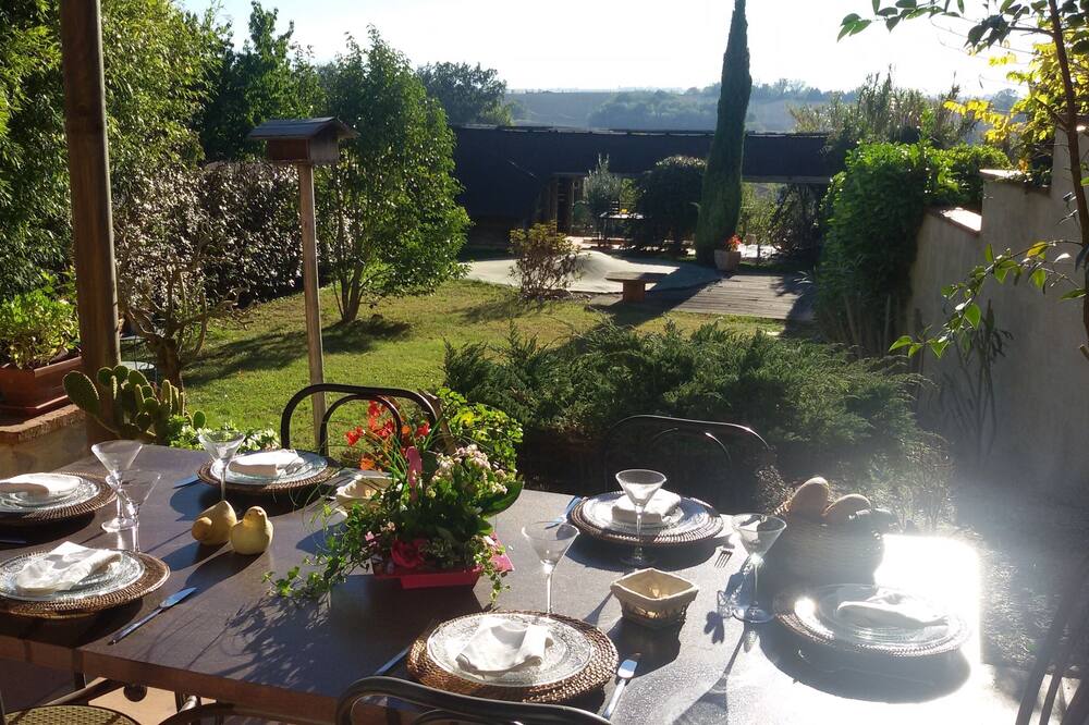 VILLAGE HOUSE WITH POOL, RELAXATION, LEISURE, VIEW ON THE PYRENEES GUARANTEED