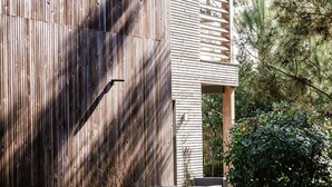 Un edificio moderno con fachada de madera y techo inclinado.