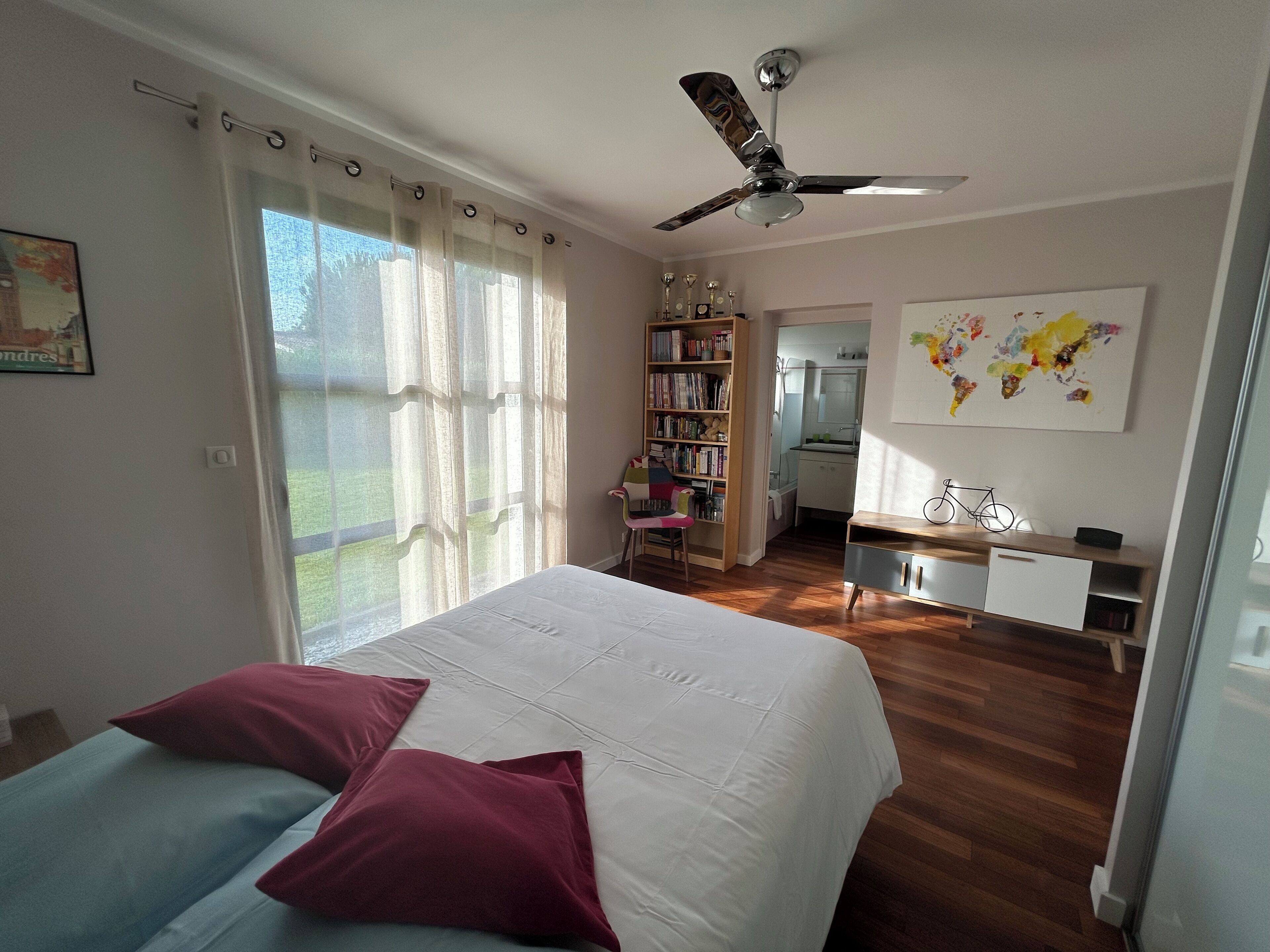 3 slaapkamers, een strijkplank/strijkijzer, gratis wifi, beddengoed