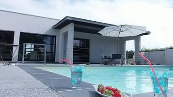 Lämmitetty uima-allas