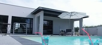 180 m2 au coeur des vignes, villa architecte,luxe et calme avec piscine chauffée