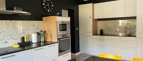 Réfrigérateur, micro-ondes, four, plaque de cuisson