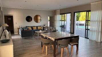 Télévision, table de tennis de table