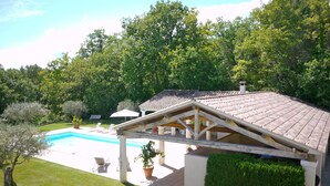 A house with a swimming pool, covered patio, and lush greenery. - LA BASTIDE D'ANDRÉA, PRESTIGIOUS VILLA FOR 12 PEOPLE, NOT OVERLOOKED (Martignargues)