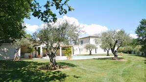A villa with a swimming pool, surrounded by trees and a well-maintained lawn. - LA BASTIDE D'ANDRÉA, PRESTIGIOUS VILLA FOR 12 PEOPLE, NOT OVERLOOKED (Martignargues)