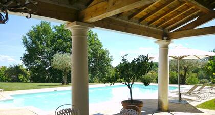 LA BASTIDE D'ANDRĂA, VILLA DE PRESTIGE POUR 12 PERSONNES SANS VIS A VIS