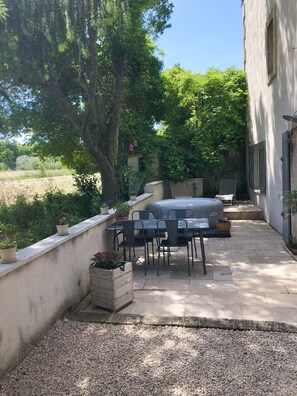 تناول الطعام بالخارج