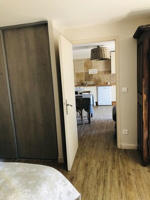 2 slaapkamers, een strijkplank/strijkijzer, gratis wifi, beddengoed