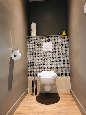 تجهيزات دش، مجففات شعر، مناشف، ورق حمّام