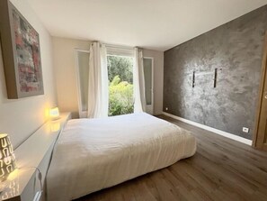 3 makuuhuonetta, työpöytä, silitysrauta/-lauta, Wi-Fi