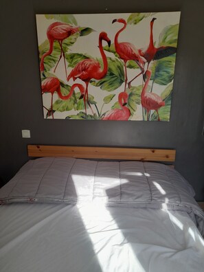 2 slaapkamers, een strijkplank/strijkijzer, beddengoed