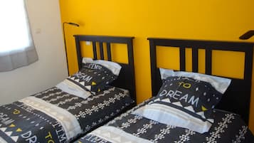 2 slaapkamers, een strijkplank/strijkijzer, beddengoed