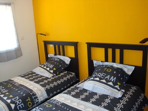 2 bedrooms, iron/ironing board, bed sheets