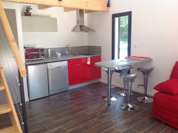 Fridge, microwave, stovetop, dishwasher