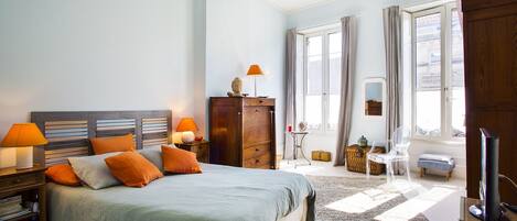 3 bedrooms, desk, iron/ironing board, travel crib