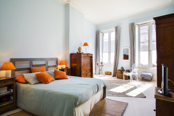 3 chambres, bureau, fer et planche à repasser, lit parapluie