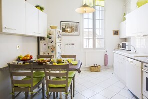 Réfrigérateur, four à micro-ondes, un four, surface de cuisson