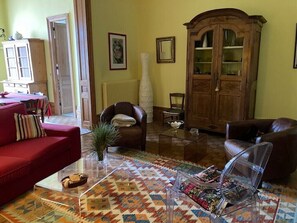 Smart-tv, een dvd-speler, boeken en een filmbibliotheek