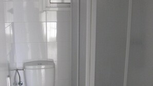 A bathroom with a toilet, a bidet, and a shower enclosure. - BEAUTIFUL APARTMENT for 4/6 people in the center of ROSES, 250 mt from the beach (Roses)