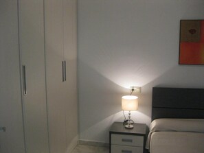 2 chambres, fer et planche à repasser