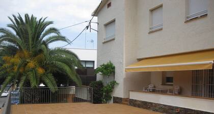 BEAUTIFUL APARTMENT for 4/6 people in the center of ROSES, 250 mt from the beach