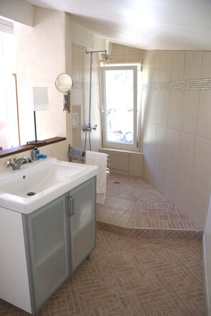 Dusche, Haartrockner, Handtücher, Toilettenpapier