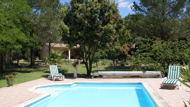 A swimming pool with two lounge chairs, surrounded by trees and a building in the background. - Quiet cottage near Carcassonne pool (Ventenac-Cabardès)