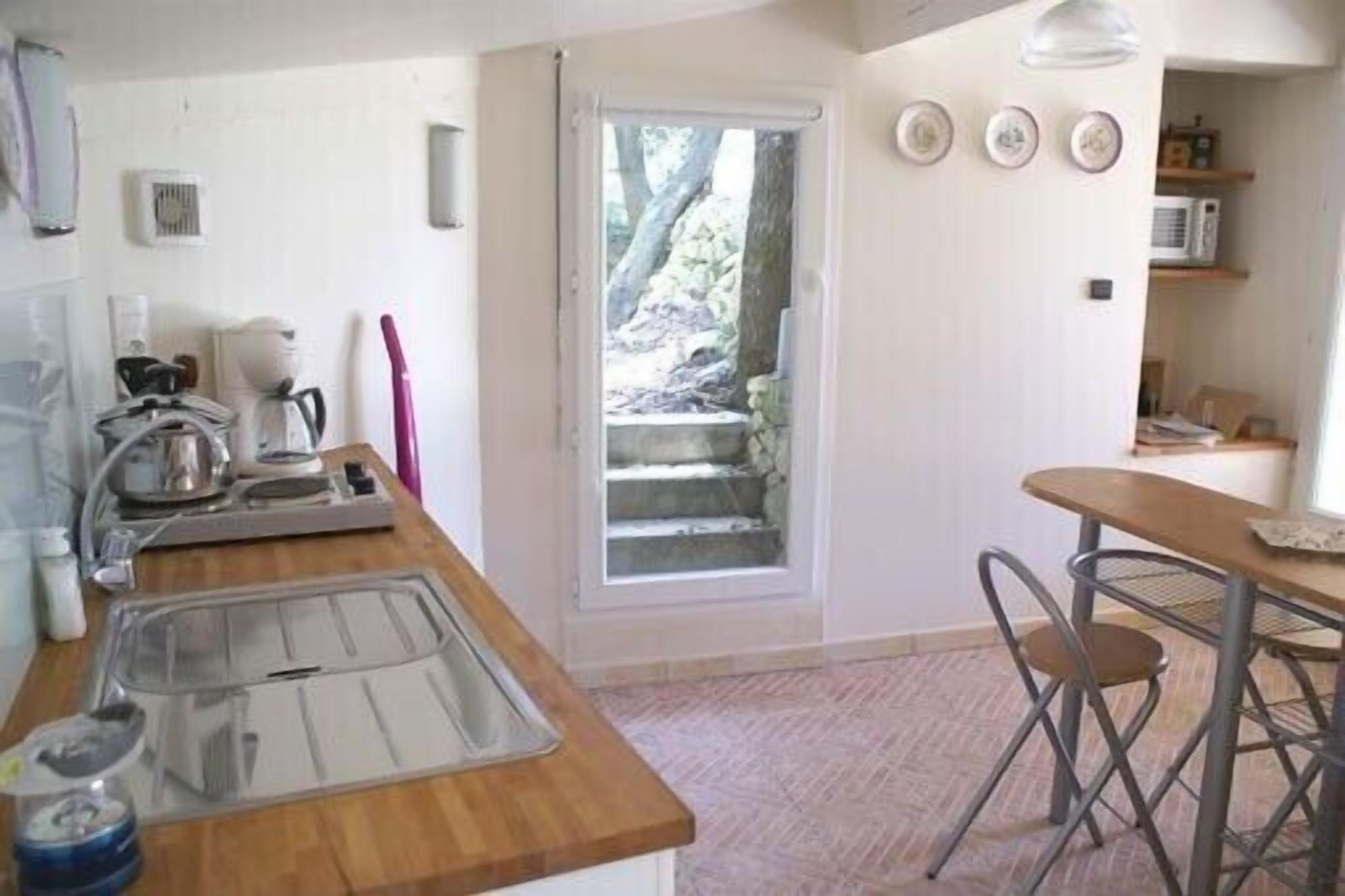 Réfrigérateur, micro-ondes, plaque de cuisson, cafetière/bouilloire