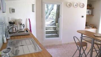 Réfrigérateur, micro-ondes, plaque de cuisson, cafetiÚre/bouilloire