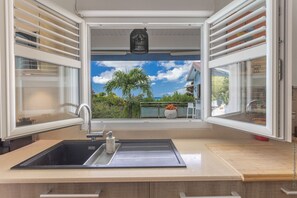 Fridge, microwave, oven, dishwasher - Sunset (Sainte-Anne)